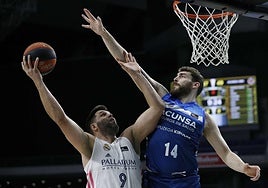 Julen Olaizola, con la elástica del GBC, trata de taponar a Felipe Reyes en un partido en 2021.