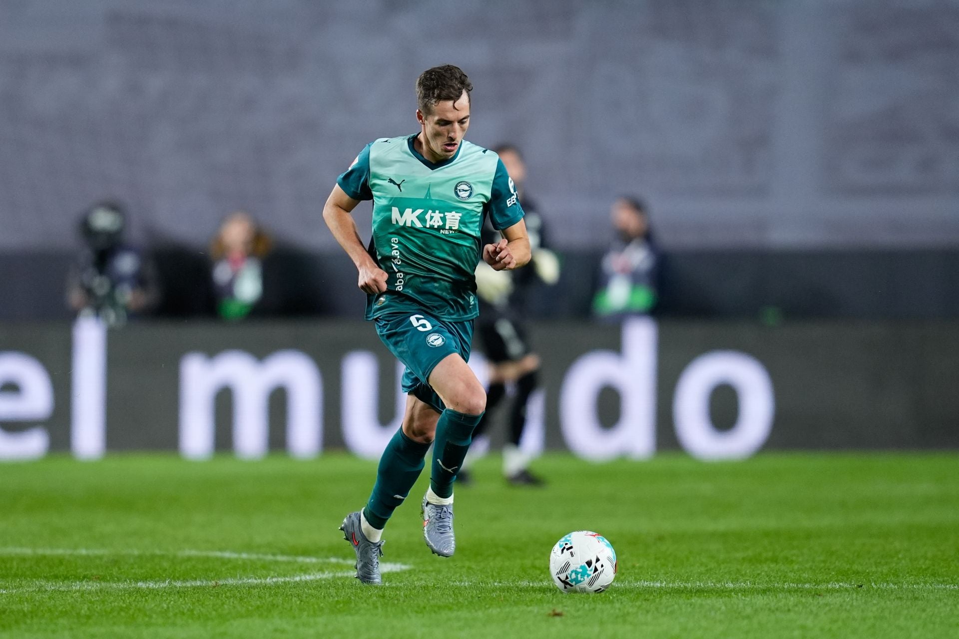 Jon Pacheco conduce un balón durante el Rayo-Alavés del fin de semana