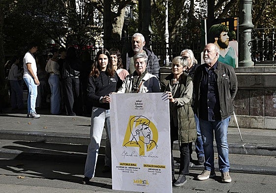 Familiares y allegados de Mikel Zabalza, este mediodía en el Boulevard de Donostia