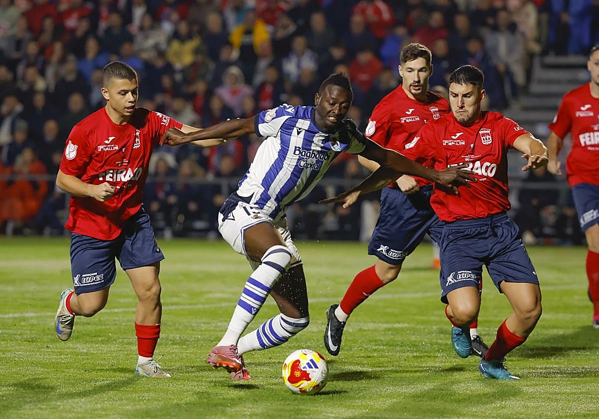 Sadiq se hace hueco para disparar.