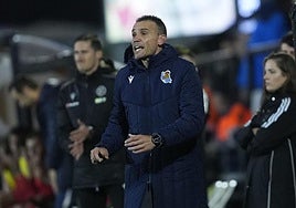 Sergio Francisco da instrucciones en la banda.