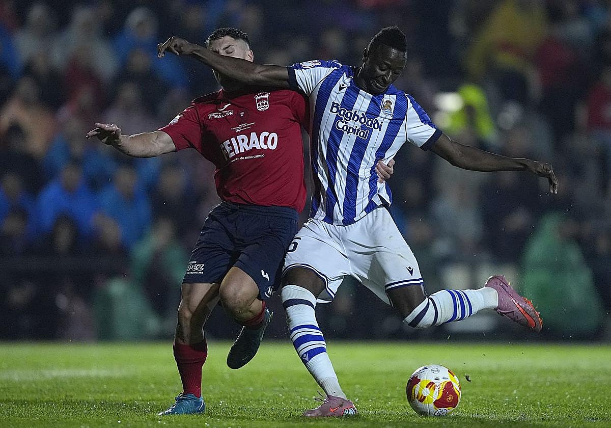 Sadiq busca un remate con la izquierda ante el Negreira.