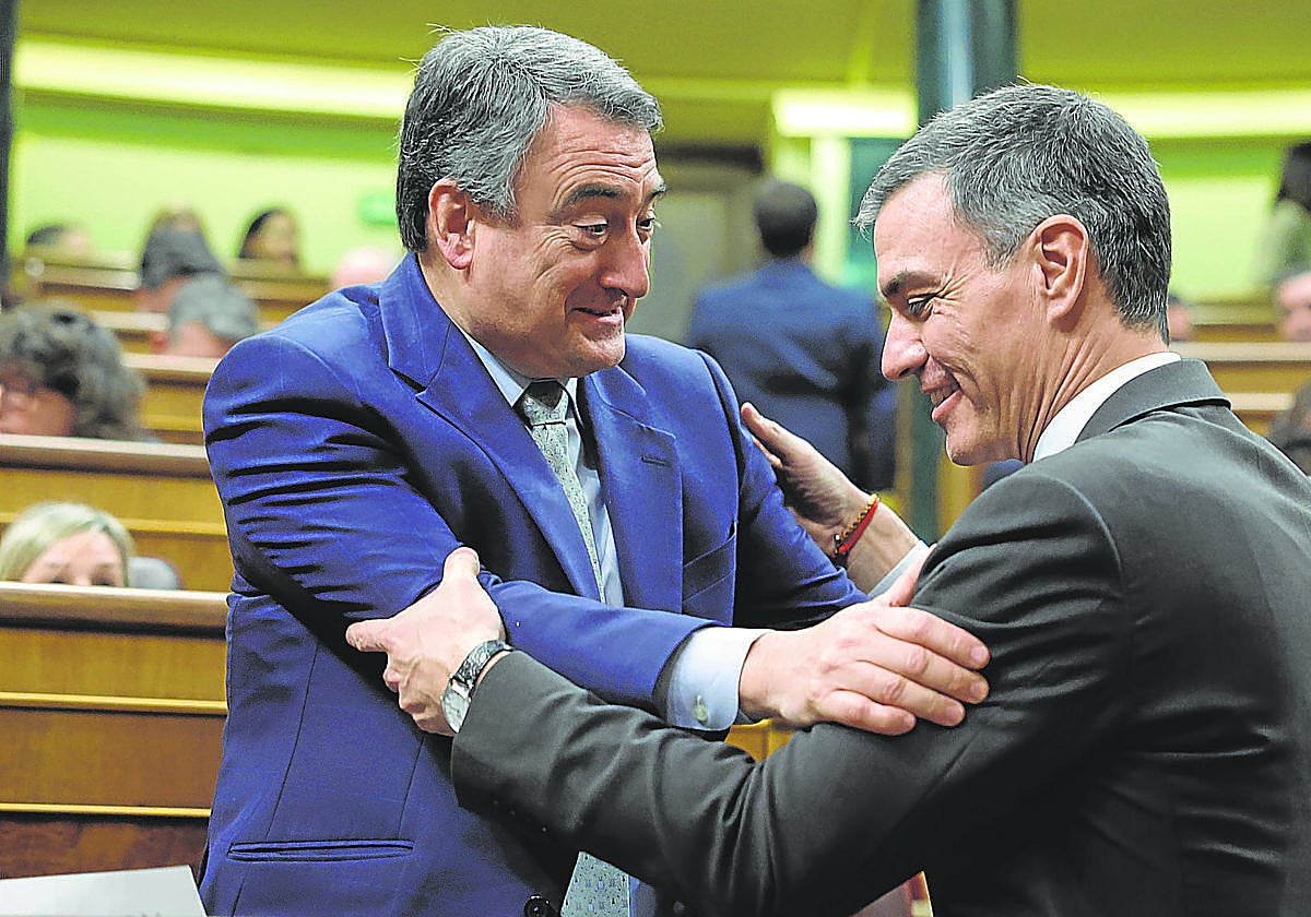 Esteban y Sánchez, en el pleno del Congreso en el que el primero anunció su retirada como portavoz del PNV en la Cámara baja.