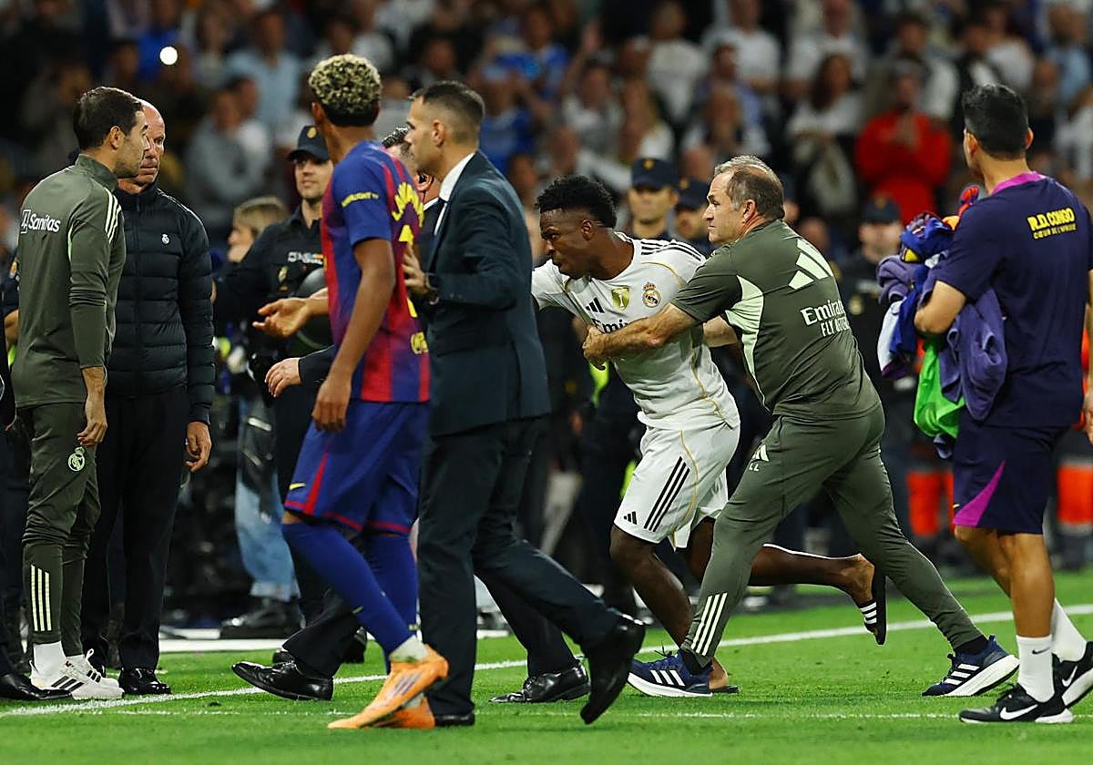 Luis Llopis frena aun impetuoso Vinícius al final del clásico del domingo