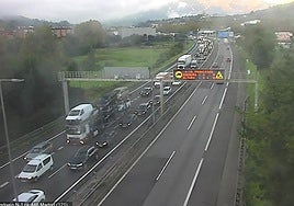 La avería de un camión colapsa dos horas la N-I en Andoain y deja retenciones de hasta 14 kilómetros