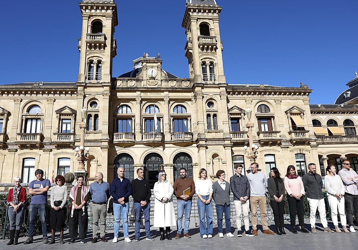 Concentración de condena frente al Ayuntamiento de Donostia por la última agresión sexual registrada en el parque Cristina Enea