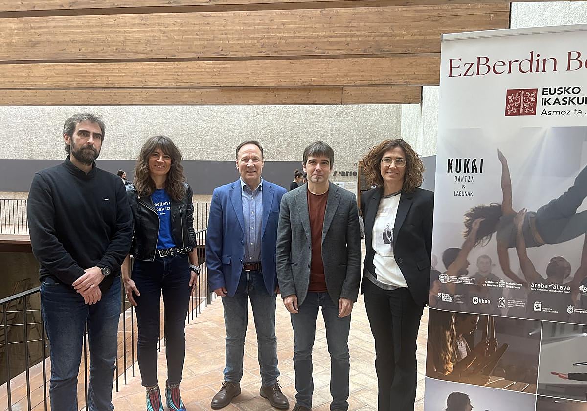 Nortasunaren inguruan hausnartzeko esperientzia eszenikoa