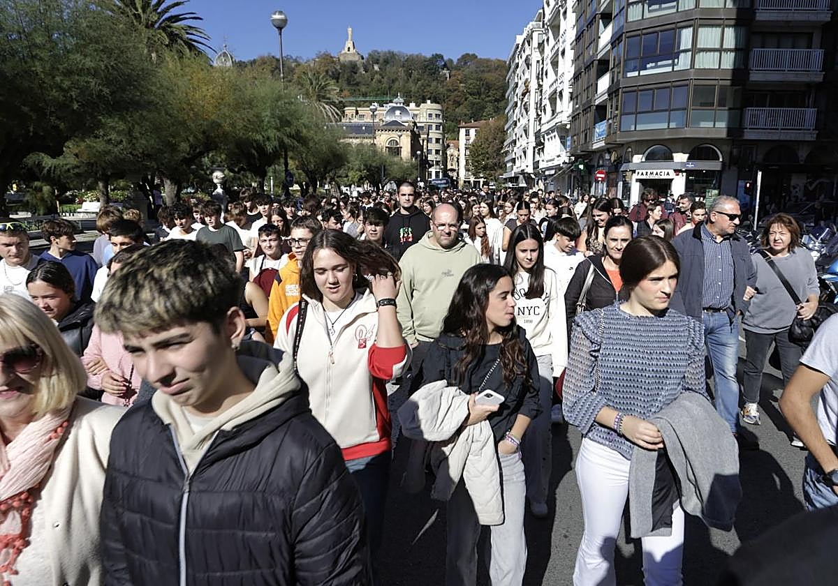 Cientos de estudiantes en contra el acoso escolar en Donostia
