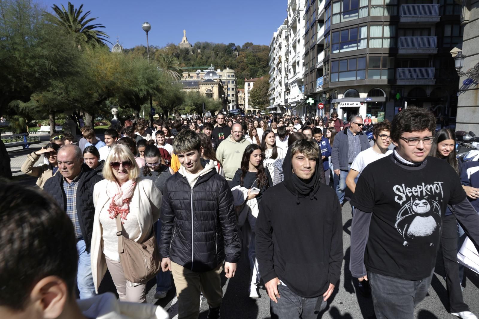 Cientos de estudiantes en contra el acoso escolar en Donostia