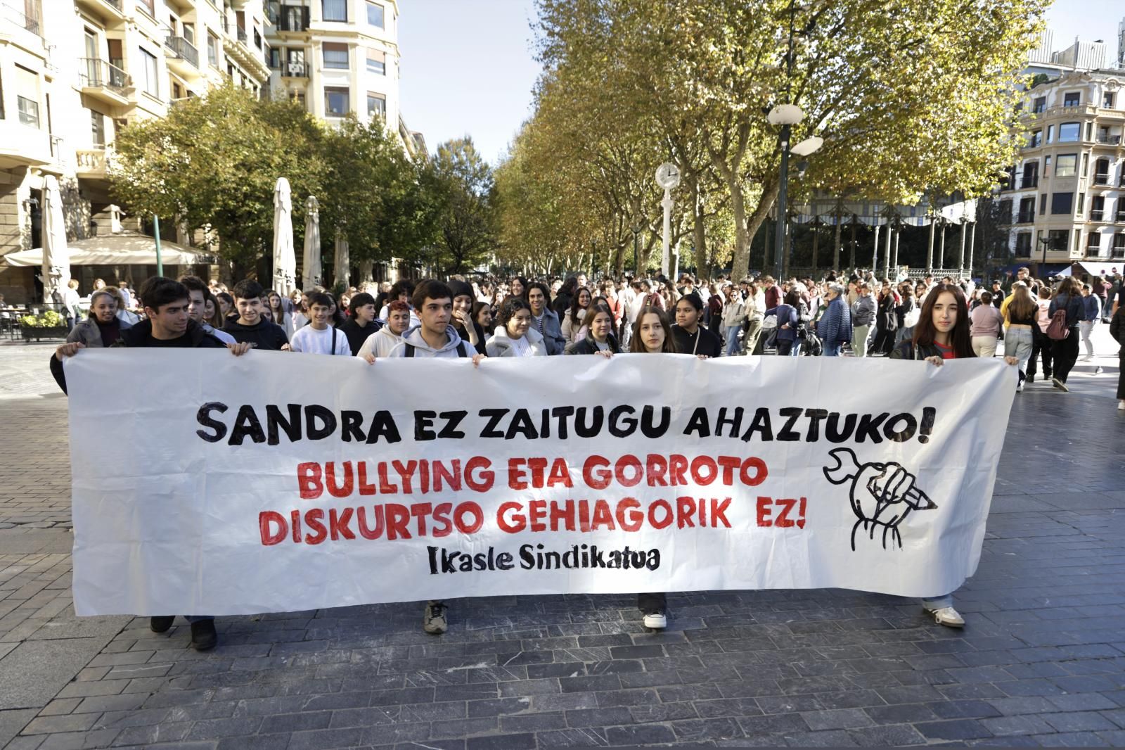 Cientos de estudiantes en contra el acoso escolar en Donostia