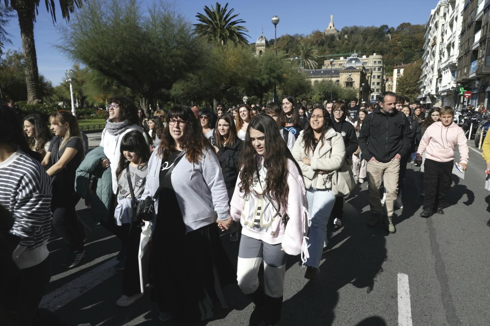 Cientos de estudiantes en contra el acoso escolar en Donostia