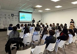 Los jóvenes explicaron su proyecto a los dirigentes en la Sala Reina