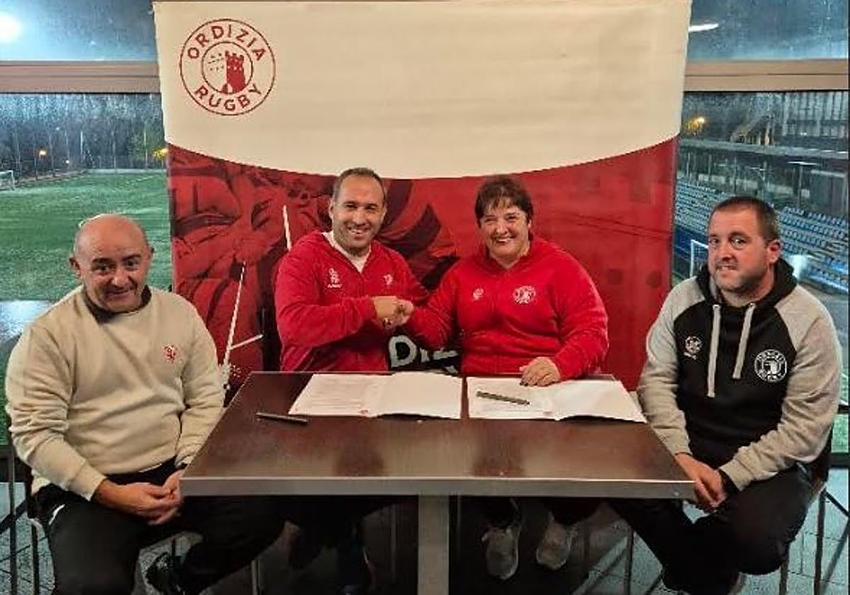 Los representantes del Ordizia Rugby Elkartea y del Biarritz Olympique tras la firma del acuedo.