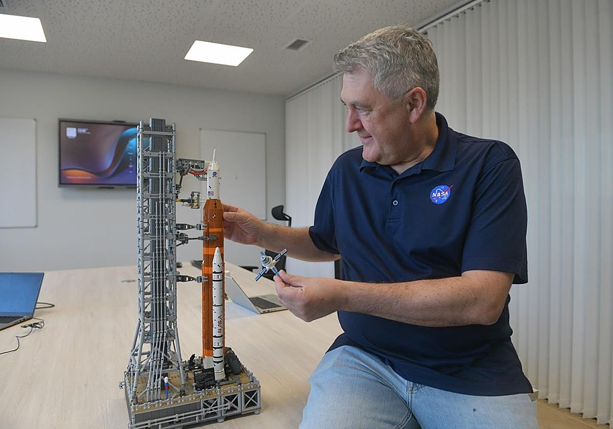 El CEO de Semi Zabala, Simon P. Wainwright, con una maqueta de un transbordador de la NASA en la nueva planta de la empresa en Zubieta.