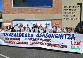 Una treintena de trabajadores de Asuncion Klinika reclaman en la mañana de este martes su subrogación bajo un hospital «cien por cien público» para Tolosaldea.