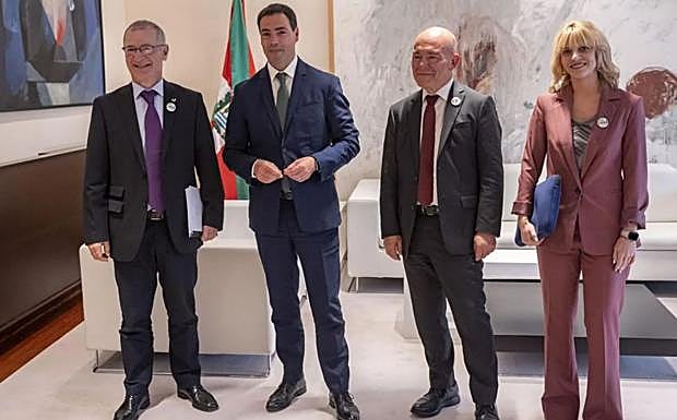 Imagen del pasado mes de mayo, cuando Bengoetxea y Garai se reunieron con el lehendakari y el consejero Pérez Iglesias.