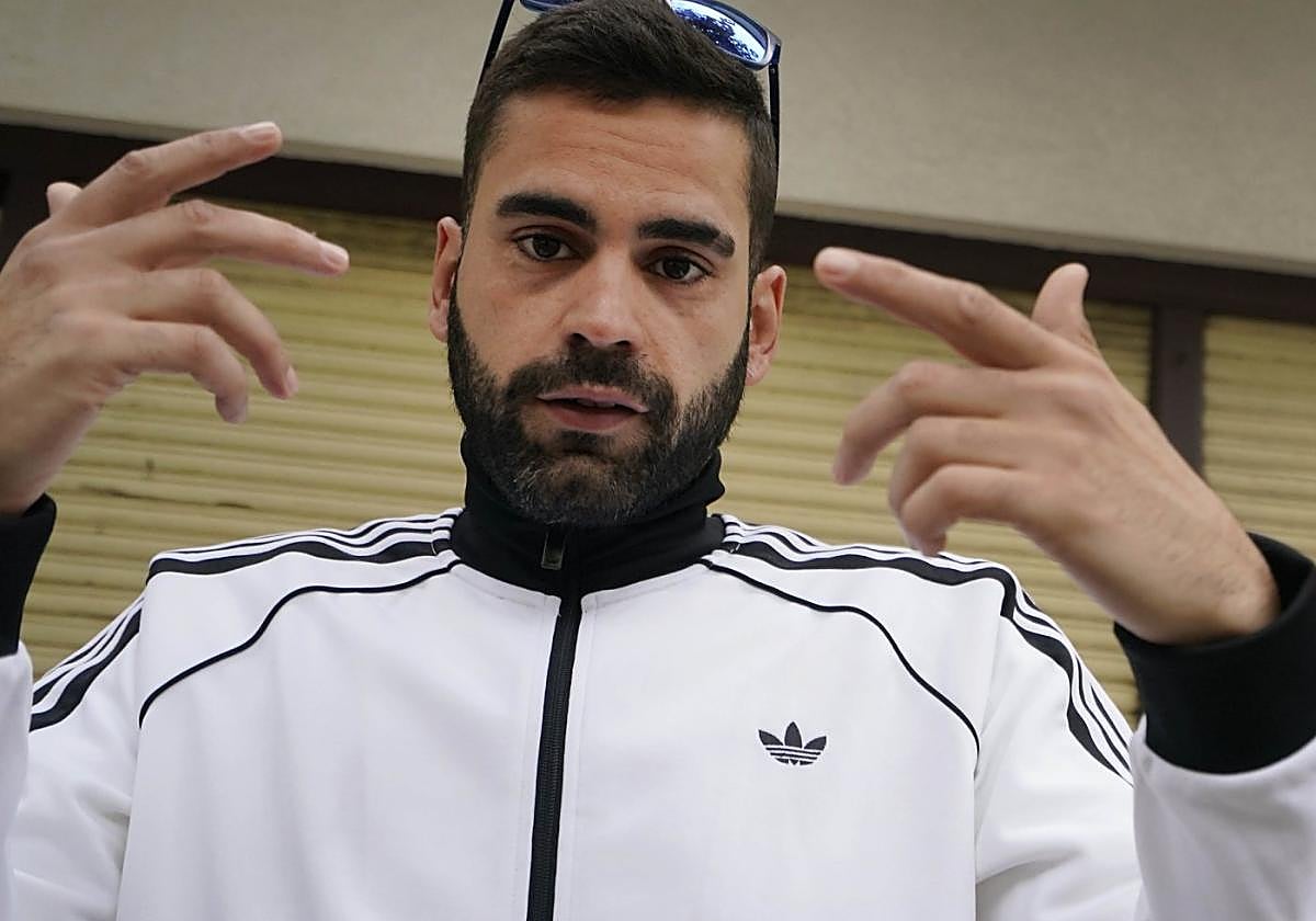 Rafa rapea en Pasai Donibane. Apoyado en la persiana del bar Meipi, frente al Juantxo y el Pari Berri.