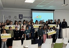 Los alumnos recibieron su merecido premio por su compromiso con la sostenibilidad.