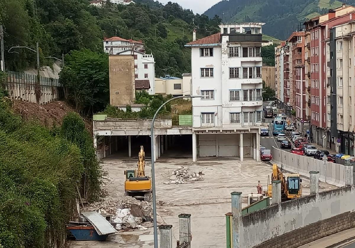 Durante los últimos meses se han llevado a cabo derribos en las instalaciones del antiguo taller y ahora se inician los trabajos importantes.