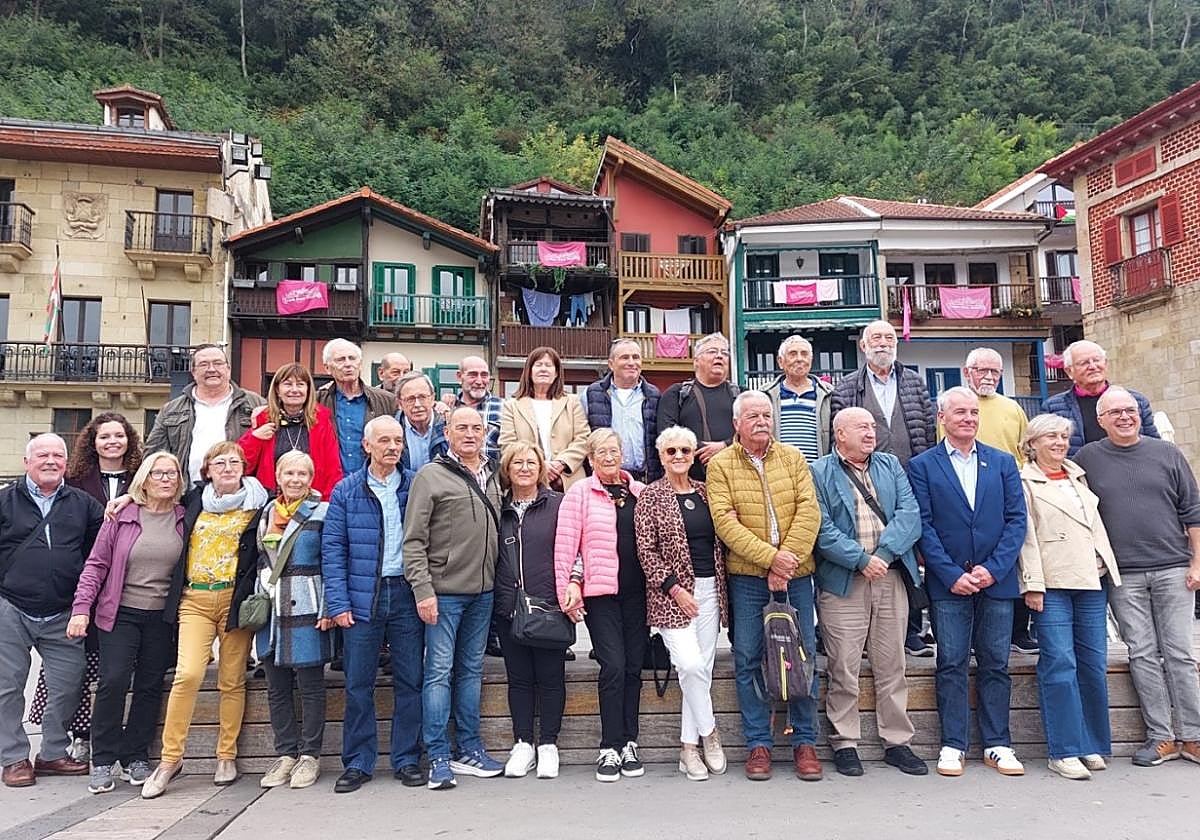 Los hospitaleros de Santa Ana y autoridades municipales en la plaza Santiago de Pasai Donibane.