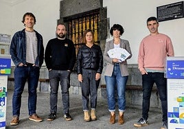 Representantes municipales en la presentación de los presupuestos participativos.