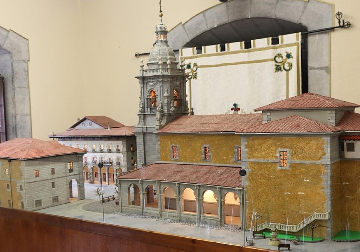 Vista general de la maqueta creada por la asociación Elgojaiotza, ubicada en el salón de plenos.