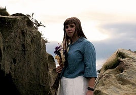 Una imagen promocional del videoclip, con la joven cantante lezoarra Ilargi en el monte al que debe su nombre la canción que presenta.