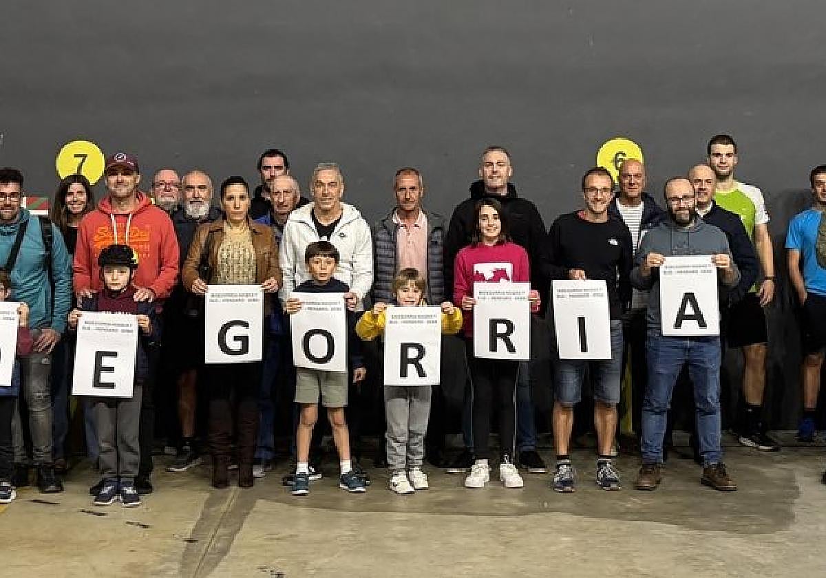 Las personas que se citaron en Mendaro para poner en marcha el grupo que trabajará para conseguir que se construya el bidegorri entre Elgoibar, Mendaro y Deba.