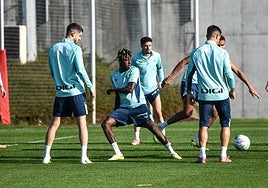 Nico Williams aparece junto a Sancet y Serrano en un entrenamiento en Lezama.