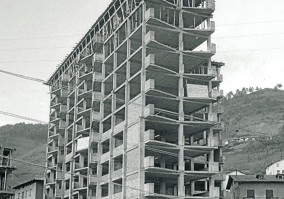 Edificio en construcción en el barrio de Bidebieta, años 60.