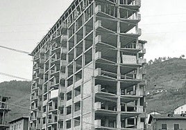 Edificio en construcción en el barrio de Bidebieta, años 60.