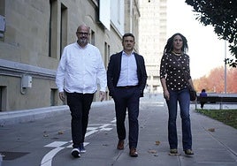 Mikel García, José Carlos Ibarzabal y Elisabeth Garmendia posan antes de la mesa redonda celebrada ayer en Tabakalera.