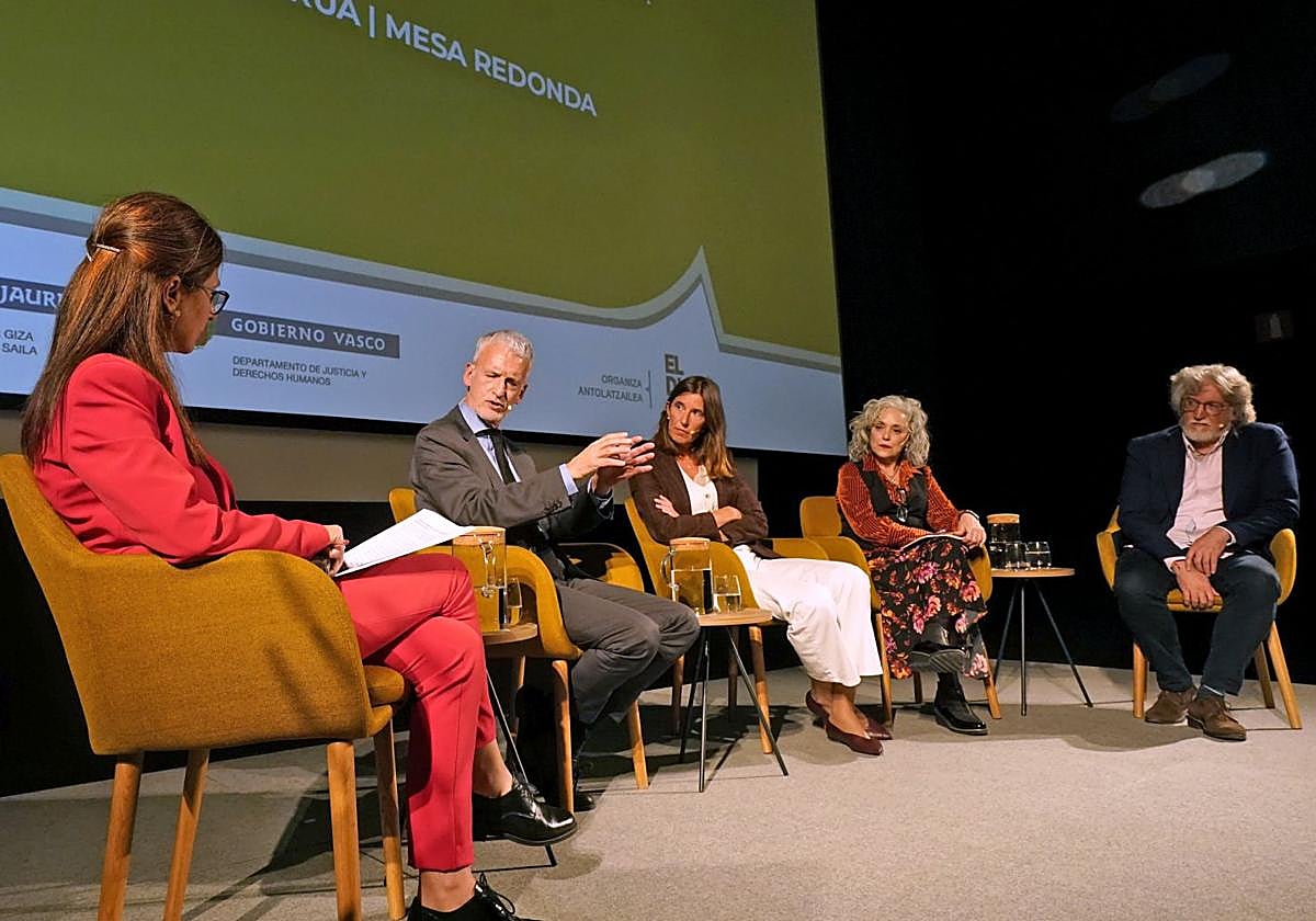 Inés Soria, Iñaki Subijana, María Aragón, Lourdes Lorente y Nacho Martínez, ayer en Tabakalera.