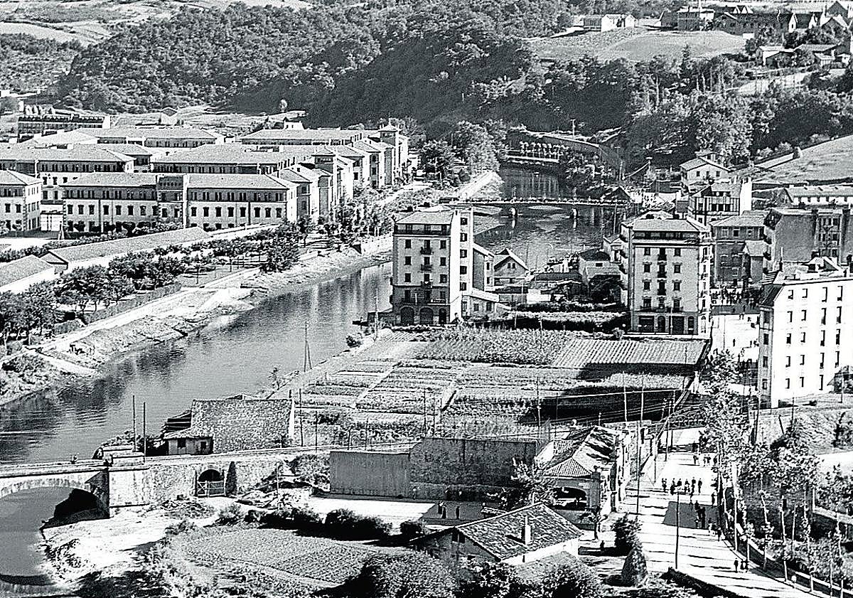 Imagen principal - En la primera foto, Cuarteles y barrio de Loiola hacia 1940. En primer término: caserío Matxiñene, lavadero y frontón. En la segunda, Al son del txistu y tamboril en la 'billera de Loiola', junto a la casa Kapastegi. Al fondo el caserío Plazaburu o Galtzagorriene, en 1910. y en la última, lavanderas en el Urumea. Al fondo, caserío Bolagillene.