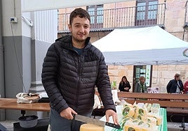 Beñat Telleria gazta ondua ebakitzen.