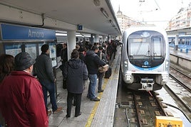 Usuarios del Topo se disponen a subirse a un tren en la estación de Amara.
