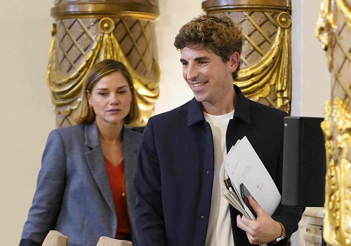 El jeltzale Jon Insausti junto a la socialista Ane Oyarbide, en el último Pleno municipaI.