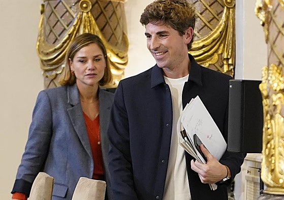 El jeltzale Jon Insausti junto a la socialista Ane Oyarbide, en el último Pleno municipaI.