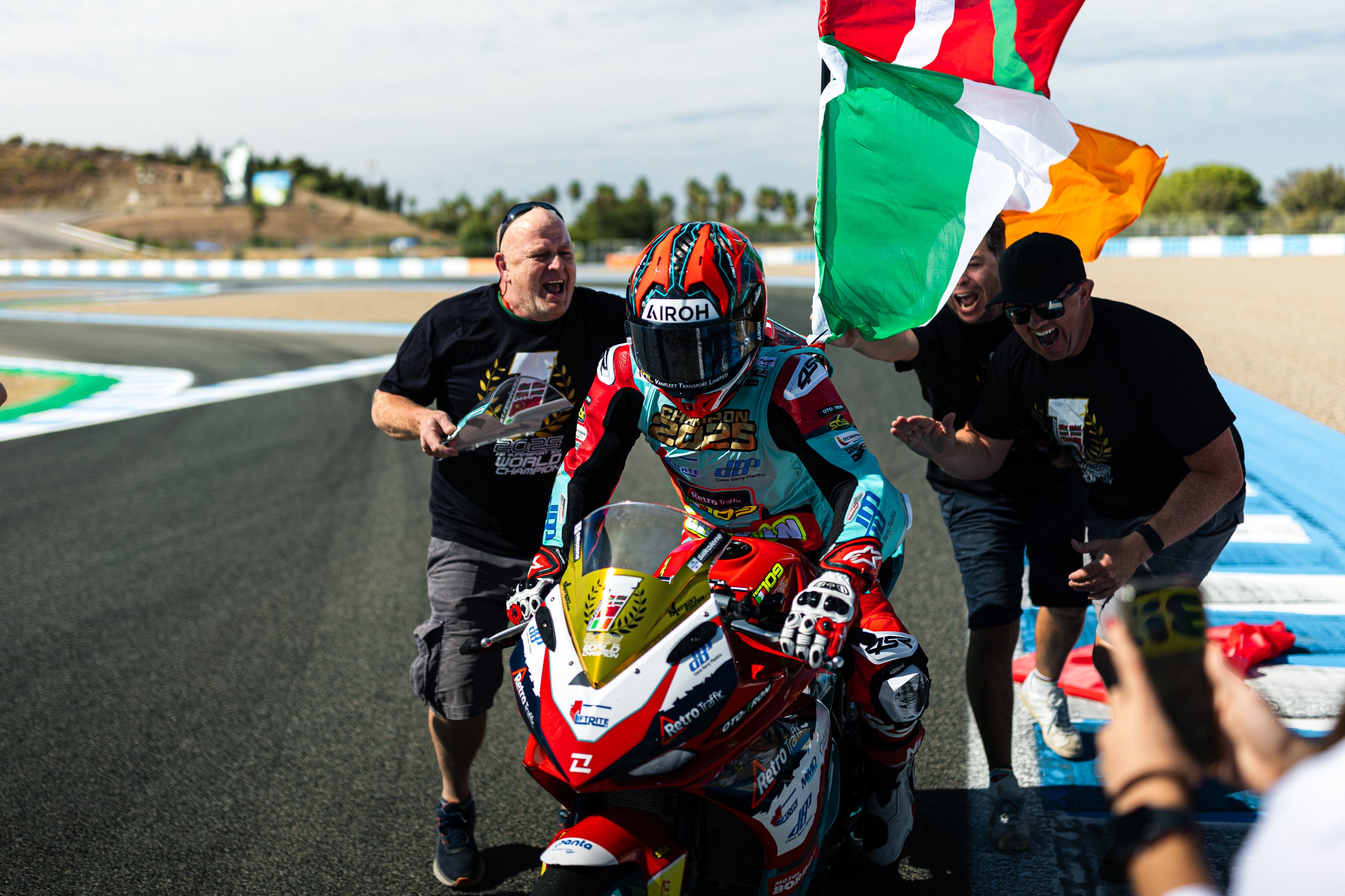 Beñat Fernández tras proclamarse campeón del mundo en el circuito de Jerez.