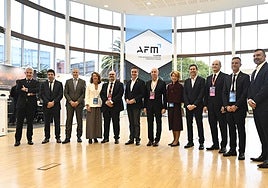 El consejero de Industria, Mikel Jauregi, y el presidente de AFM Clúster, José Perez Berdud, en el centro de la imagen, junto a otras autoridades, en la inauguración del congreso de máquina-herramienta de Donostia.