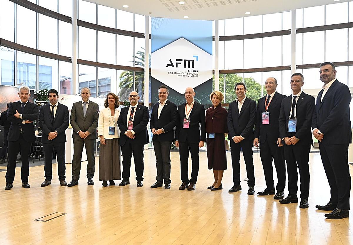 El consejero de Industria, Mikel Jauregi, y el presidente de AFM Clúster, José Perez Berdud, en el centro de la imagen, junto a otras autoridades, en la inauguración del congreso de máquina-herramienta de Donostia.
