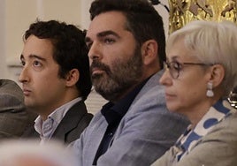 En el centro, el portavoz de Elkarrekin Podemos, Víctor Lasa.