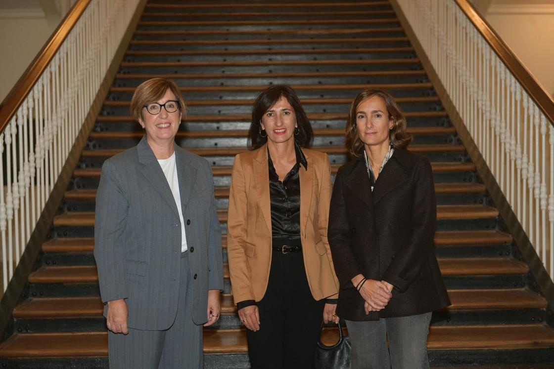 Berasaluze, diputada de Gobernanza, Noemí López, subdelegada del Gobierno, y Eli Ugalde, directora de Negocios de DV.