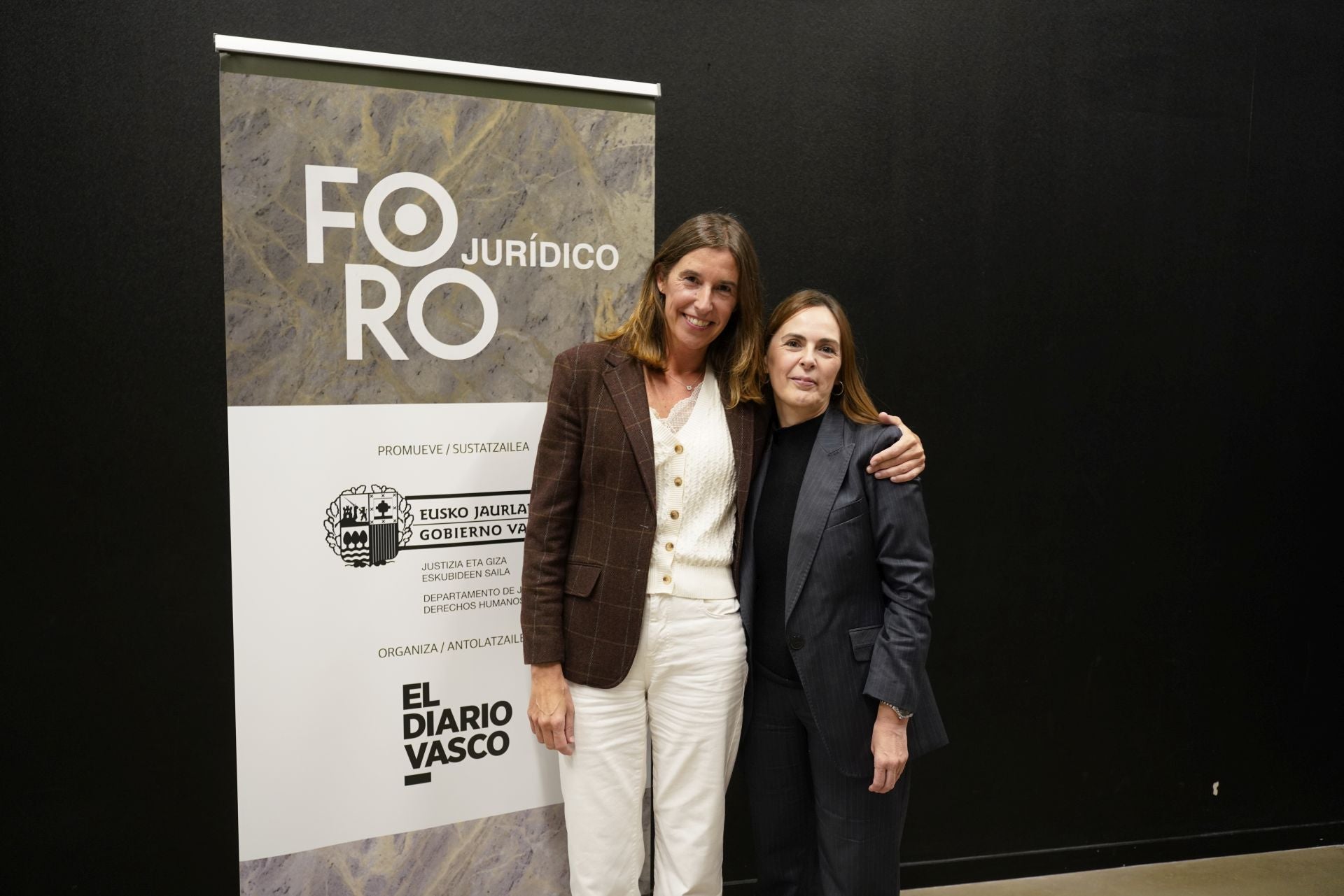 María Aragón, vicedecana del Colegio de Abogacía de Gipuzkoa, con Ainara Miranda, también del Colegio.