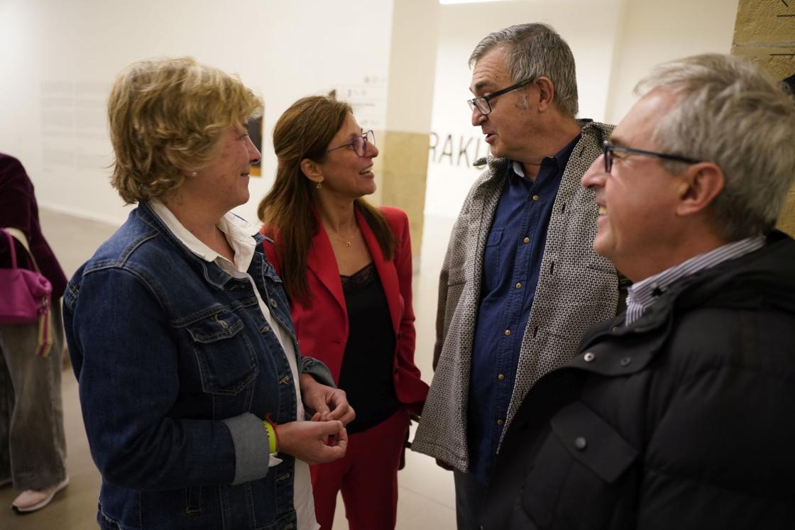Inés Soria, magistrada y moderadora de la mesa redonda, charla con Pablo Martínez y José Luis Aramendia, ambos del Gobierno Vasco.