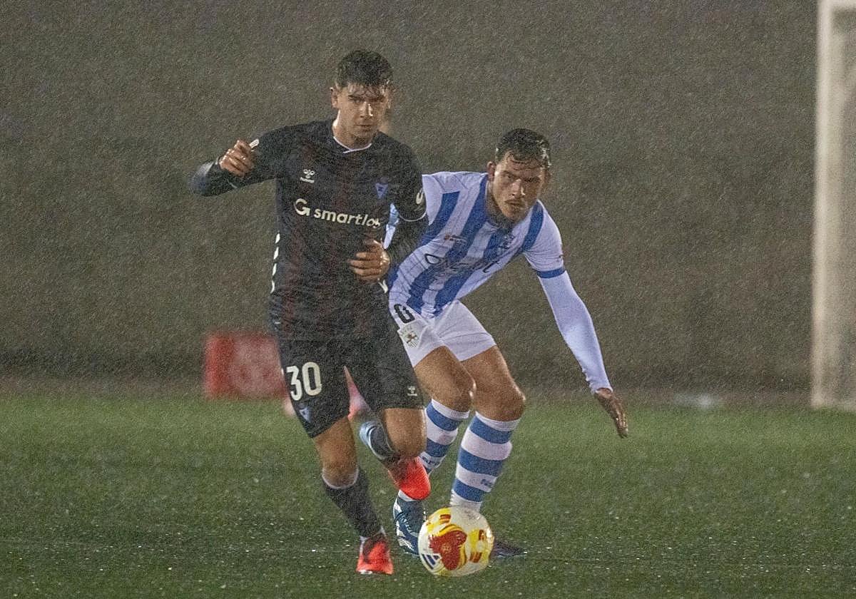 Aleix Garrido controla el esférico.