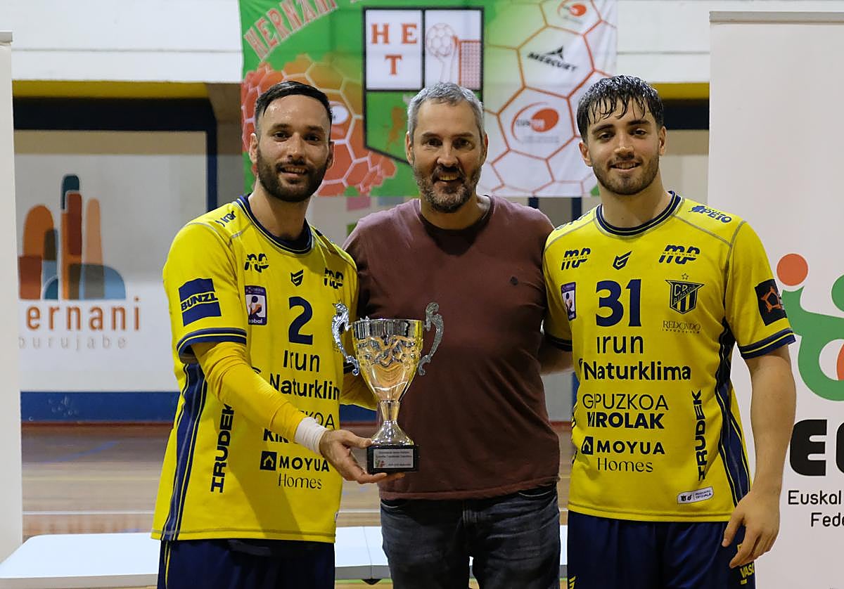 Cavero y Nieto, con la copa, este miércoles en Hernani.