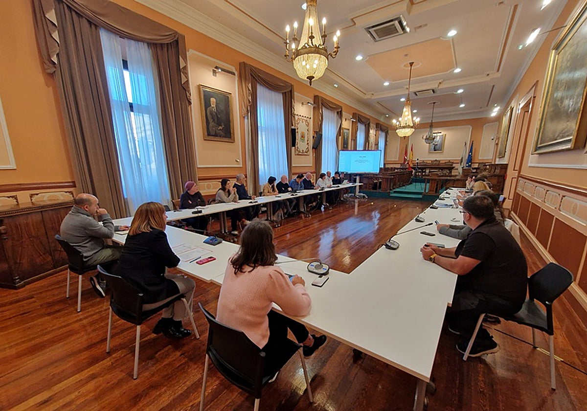 La Comisión Permanente para la Seguridad y Convivencia se ha reunido este martes en el ayuntamiento