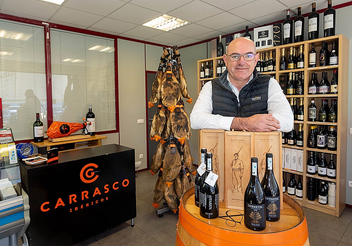 Ion Eizagirre en la tienda de Mardu Gourmet, ubicada en sus instalaciones de Zestoa.