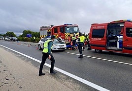 Servicios de emergencia atienden a la víctima en el lugar del accidente
